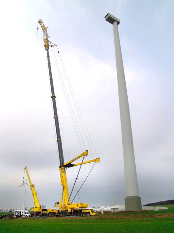 Автокран Liebherr LTM 11200-0.1 рядом с ветротурбиной