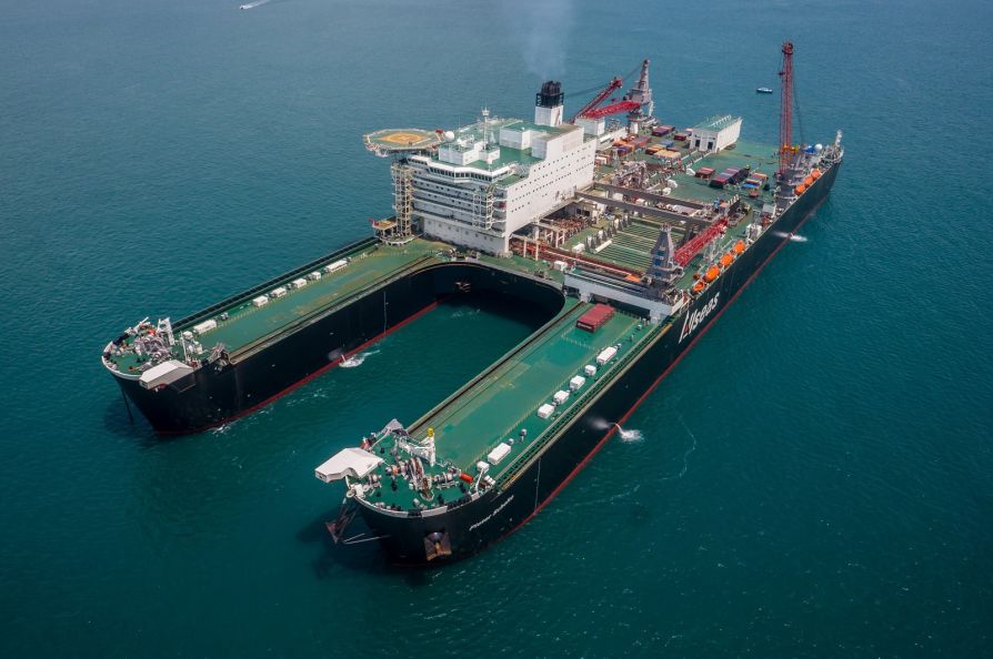 Самый большой в мире корабль Pioneering Spirit