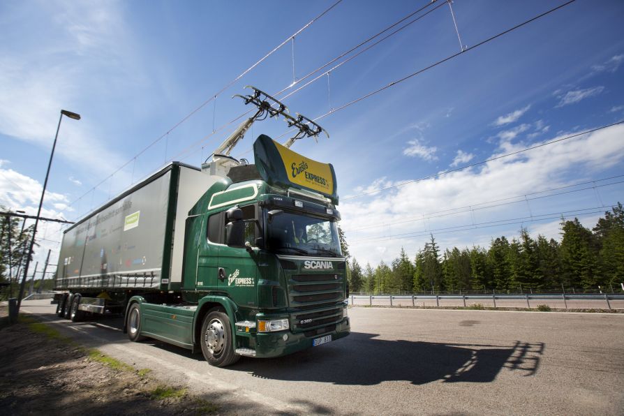 Scania проводит испытания грузовиков с пантографами