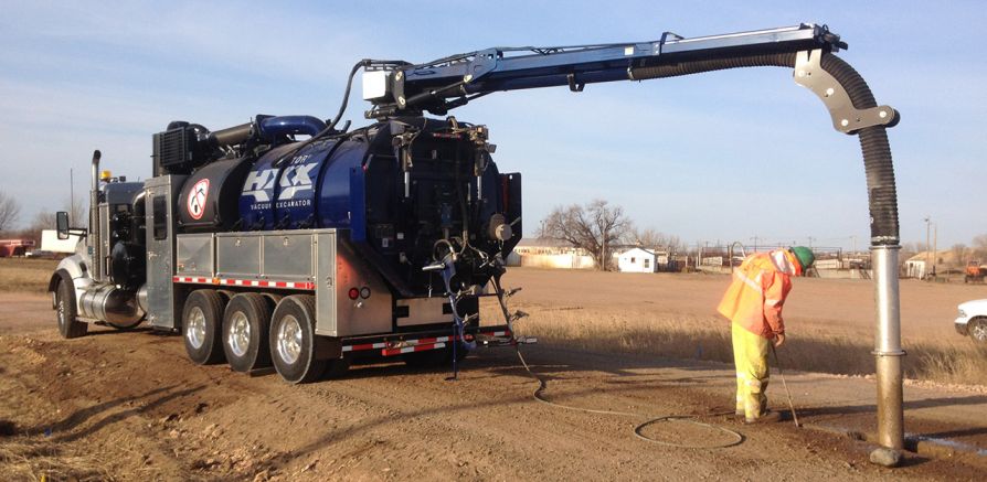Работа вакуумного экскаватора Vactor HXX