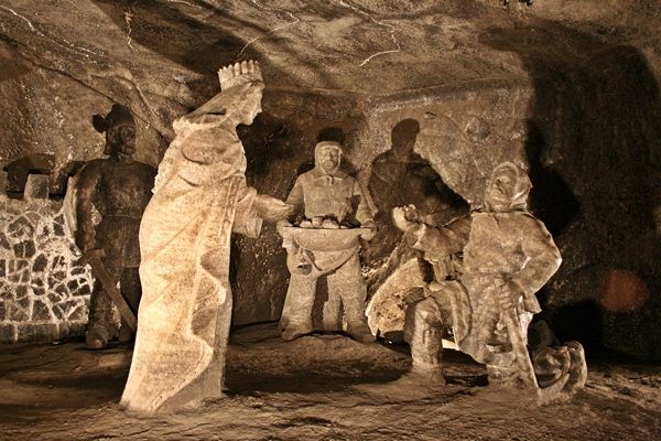 Статуи в соляной пещере Величка (Wieliczka Salt Mine)