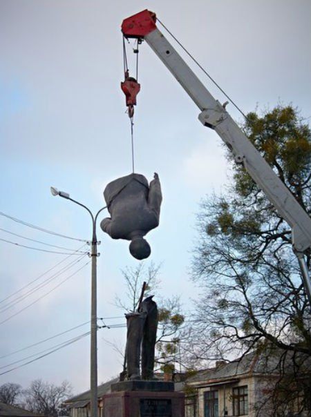 Кран сносит памятник Ленину