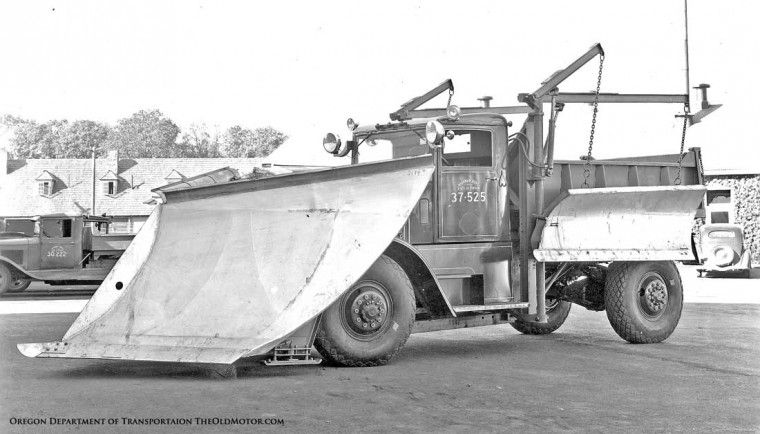 Снегоуборочный грузовик марки Oshkosh. Фото 1937 года