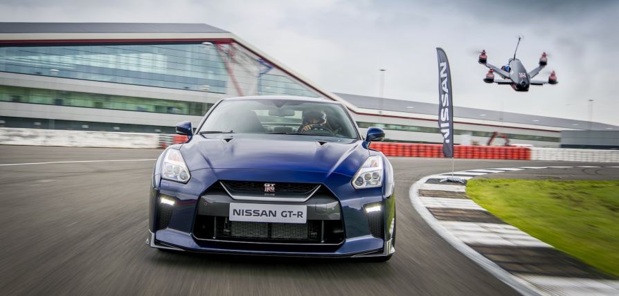 Дрон Nissan GT-R сразился со спорткаром Nissan GT-R