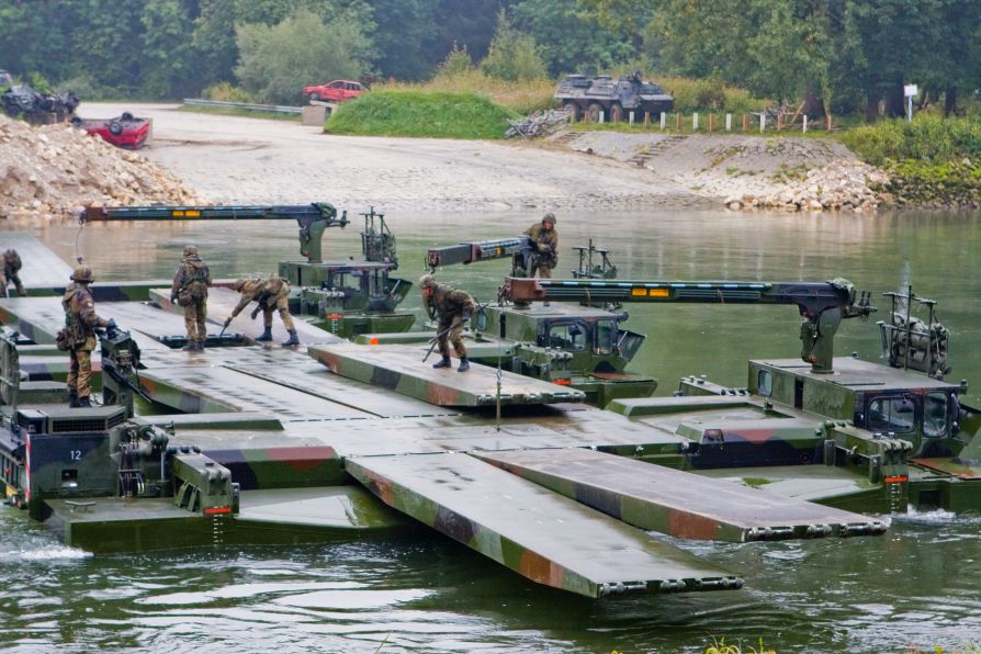 Три машины M3 Amphibious Rig развернуты на воде
