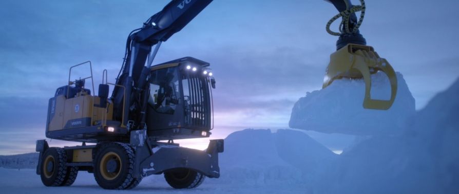 Спецтехника Volvo на строительстве отеля Icehotel
