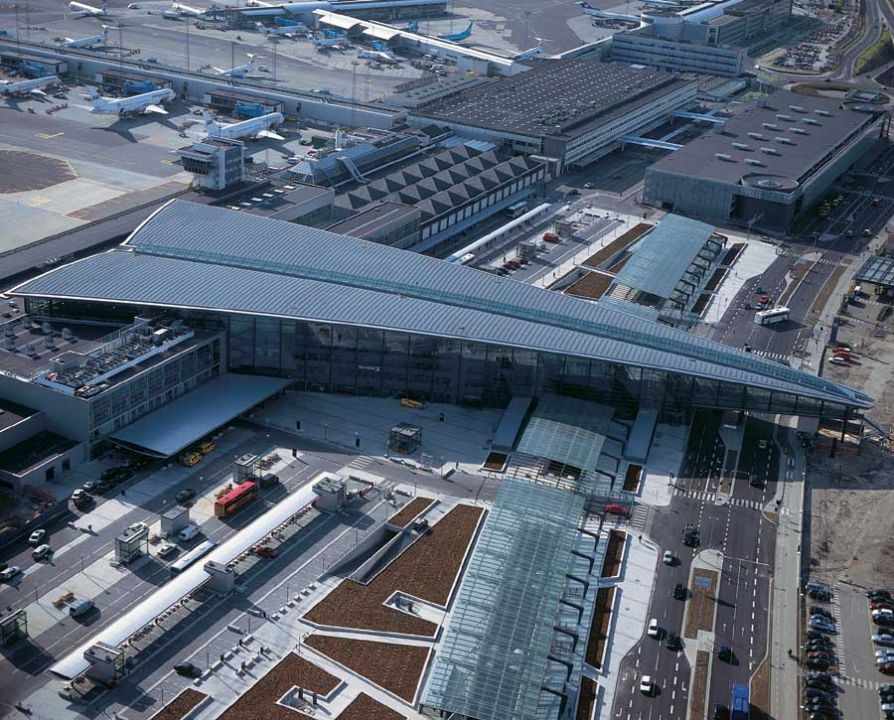 Терминал аэропорта в виде бумажного самолетика