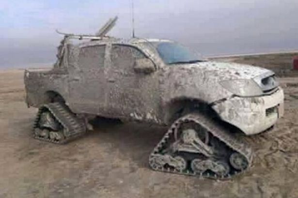 Пикап поставленный ИГИЛом на гусеницы