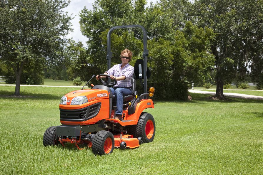 Трактор Kubota серии ВХ работает как газонокосилка