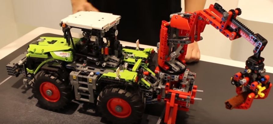 LEGO Трактор с манипуляторной установкой марки Claas Xerion 5000