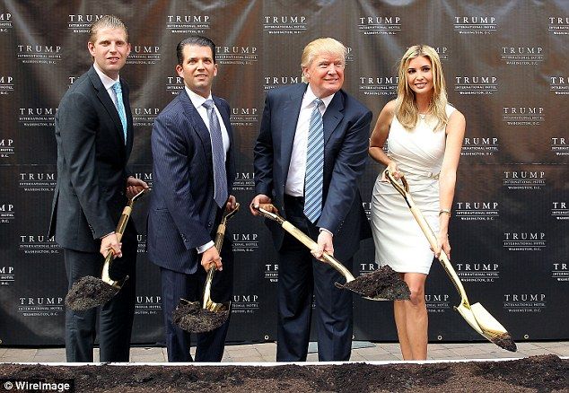 Дональд и Иванка Трамп держат лопаты