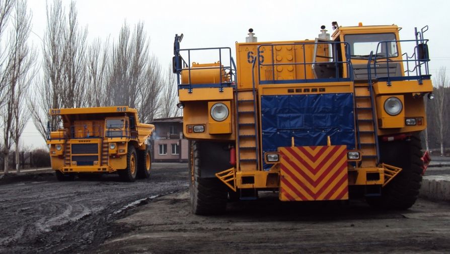 Тягач-буксировщик БелАЗ-74306 со 130-тонным самосвалом