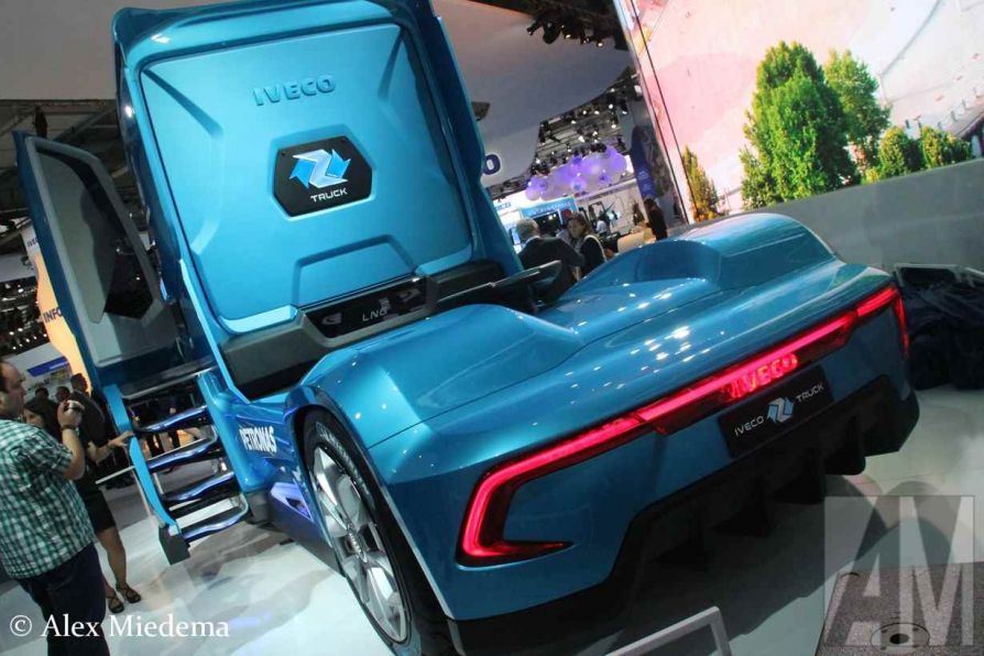Дальнемагистральный тягач Iveco Z вид сзади