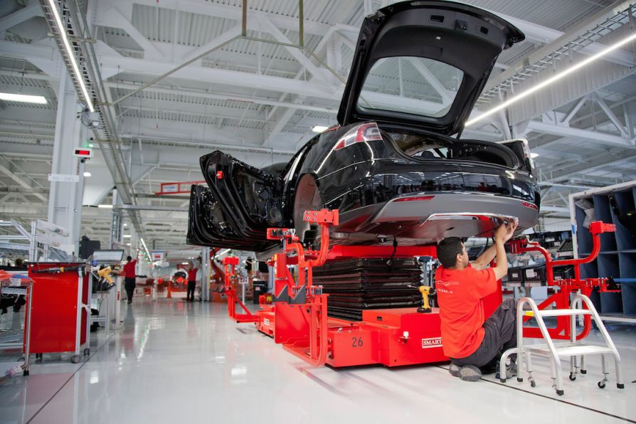Рабочие жалуются на условия работы на заводах Tesla