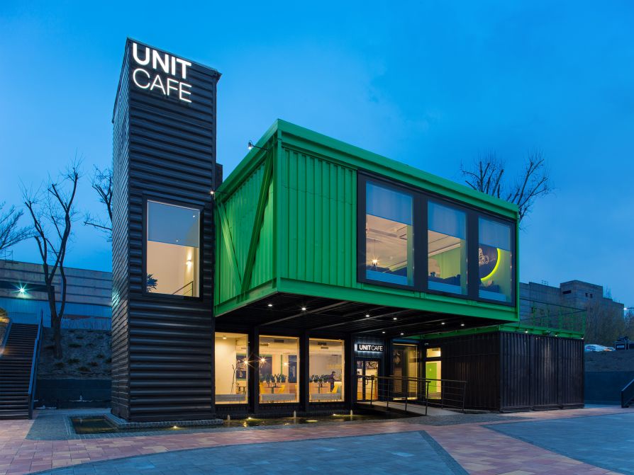 Украинские архитекторы построили в Киеве первое здание из контейнеров UNIT Cafe