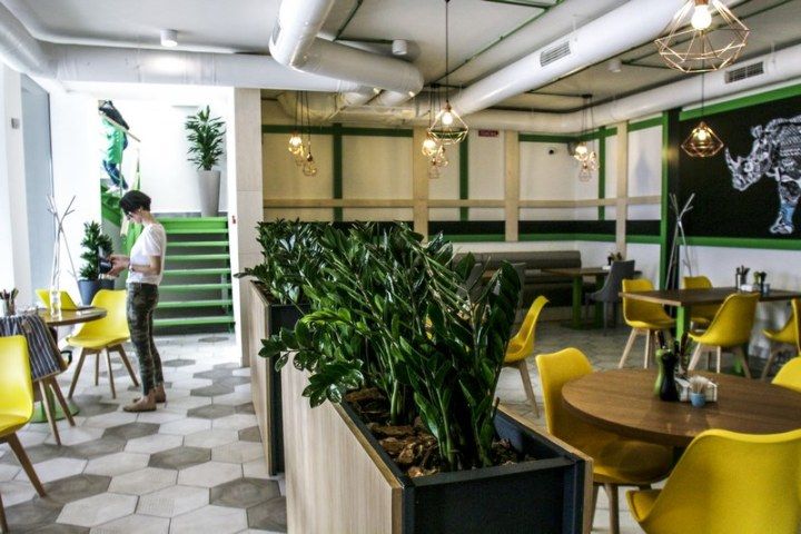 Интерьер здания из контейнеров UNIT Cafe
