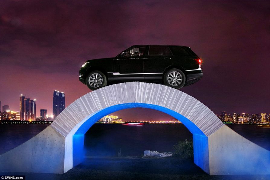 Внедорожник Range Rover на бумажном мосту