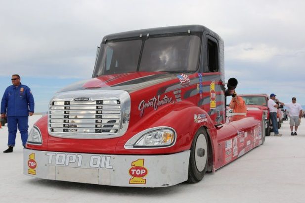 Водительская кабина самого быстрого в мире седельного тягач Freightliner 