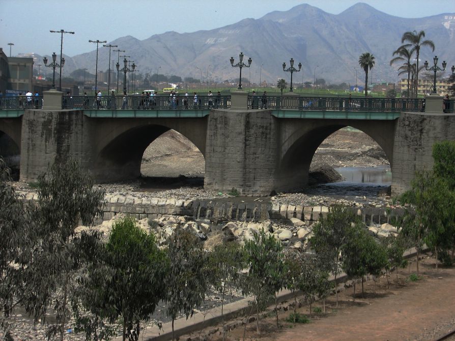 Каменный мост Puente de Piedra в Лиме построенный на птичьих яйцах