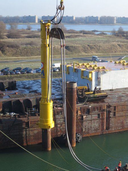 Забивание свай в морское дно с помощью свайного молота