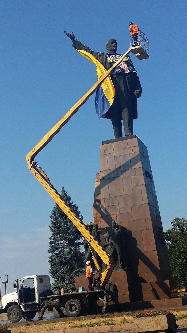 Ленин в Запорожье в вышиванке и с ругательством